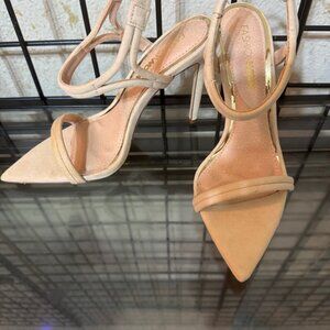 NEW NWOT Fashion Nova TAN/Ivory Fabric High Heels CUTE 4.5 in heel Sz: 7